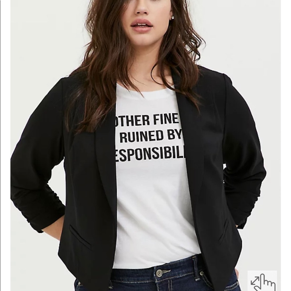 Torrid BLACK CREPE CUTAWAY BLAZER NWT 2X 18-20 plus.